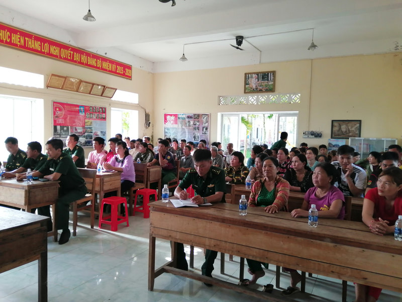 hinh nguoi dan nghe tuyen trueyn.jpg